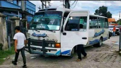 El conductor del autobús resultó ileso por lo que trasladó a la pasajera herida al Seguro Social de San Pedro Sula.