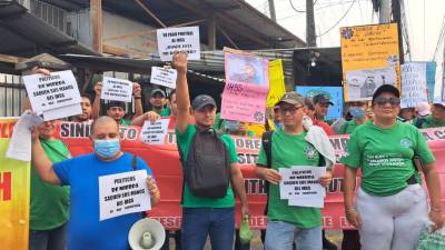 Los miembros de la Red de Sindicatos de la Maquila Hondureña realizaron una protesta frente al Seguro Social.