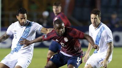 El tico Joel Campbell estuvo bien marcado por la zaga defensiva de Guatemala.