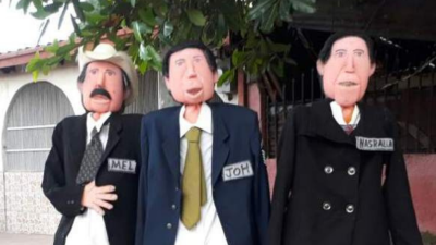 Algunos monigotes de año viejo en Honduras. Cortesía Radio América.