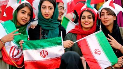 Mujeres iraníes disfrutan de un partido de fútbol de su Selección Nacional.