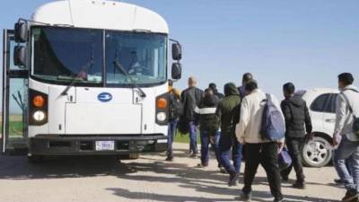 Texas inicia el envío a Nueva York de autobuses con migrantes indocumentados