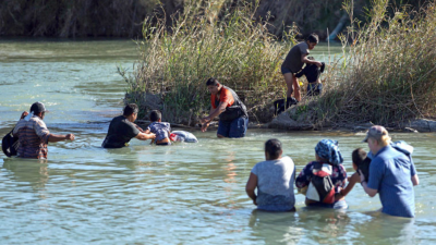 Imagen referencial de migrantes cruzando el río Grande.