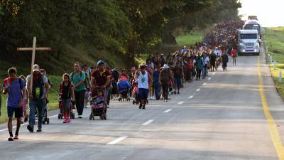 La caravana migrante avanza lentamente por el sur de México. Activistas denunciaron que varios de sus miembros resultaron heridos luego de que la Guardia Nacional los atacara a balazos.