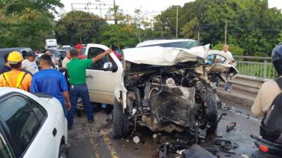En el hecho se vieron involucrados varios vehículos, entre ellos una ambulancia del hospital Anibal Murillo de Olanchito.