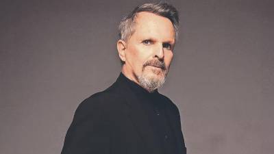 La evolución de los looks de Miguel Bosé ha sido tan camaleónica como su música, pasando de la extravagancia teatral y provocadora de los años 80 —con trajes ajustados, brillos y referencias culturales como la estética taurina— a una etapa más sobria y conceptual en los 2000, marcada por el minimalismo, los tonos oscuros y siluetas elegantes.