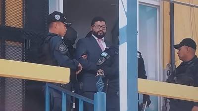 <b>Custodiado por fuerzas especiales de la Policía Nacional fue llevado el juez Marco Antonio Vallecillo al Tribunal de Materia de Criminalidad Organizada. Fotos: Estalin Irías.</b>
