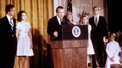 En esta foto tomada en agosto de 1974, el expresidente republicano de Estados Unidos, Richard Nixon, da un discurso en la Casa Blanca tras su renuncia a la presidencia tras el escándalo de Watergate.