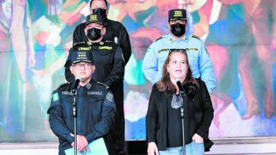 Julissa Villanueva ha estado denunciando un boicot contra su trabajo. Aquí junto al ministro de Seguridad, Héctor Sánchez Velásquez, cuando era director de la Policía.