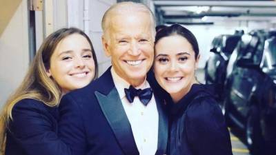 Naomi Biden (derecha) es la hija mayor de Hunter, el polémico hijo del presidente estadounidense, Joe Biden.