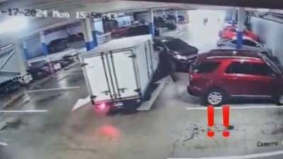 Una cámara de seguridad grabó el momento en que ambos vehículos chocan dentro del estacionamiento del centro comercial sampedrano.