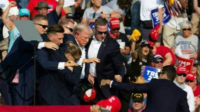 Trump salió del escenario rodeado de los agentes del Servicio Secreto tras sufrir un intento de asesinato en Pensilvania.