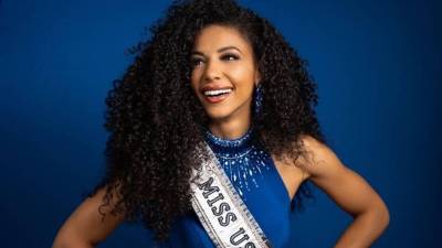 Cheslie Kryst: Nació en Michigan, estudió Derecho, y antes de presentarse al concurso Miss USA en 2019 ejerció como abogada, además de fundar el blog de moda White Collar Glam.