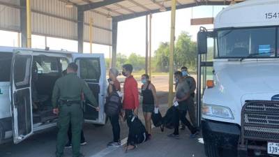 Miles de migrantes han sido devueltos por las autoridades de Texas a México como parte de una polémica política de Abbott.