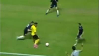 Video: Luis Palma dejó en ridículo a rival en amistoso internacional