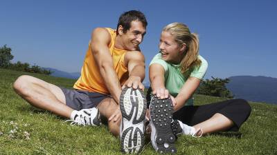 Hacer ejercicio al aire libre es una excelente opción para mejorar la salud física y también relajar tu mente.