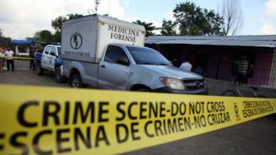 Vehículo de Medicina Forense en una escena del crimen | Fotografía de archivo
