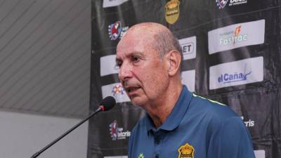 Miguel Falero dando declaraciones tras el Real España vs UPN.