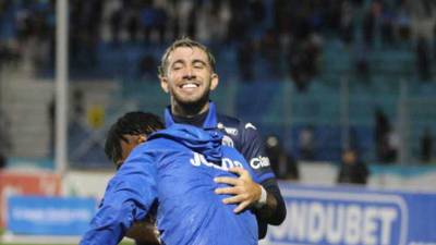 Auzmendi celebró uno de sus dos goles con su compañero Kevin Álvarez.