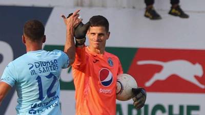 Jonathan Rougier es felicitado por su compañero Marcelo Santos.