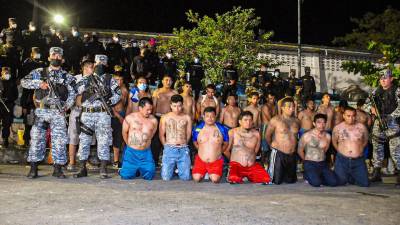Las fuerzas de seguridad de El Salvador han capturado a más de 2,000 supuestos pandilleros en los últimos tres días.