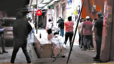 <b><span class=mln_uppercase_mln>Lugar.</span></b> Agentes de Inspecciones Oculares de la Dirección Policial de Investigaciones (DPI) hicieron el levantamiento en la escena.<span class=mln_uppercase_mln> </span>