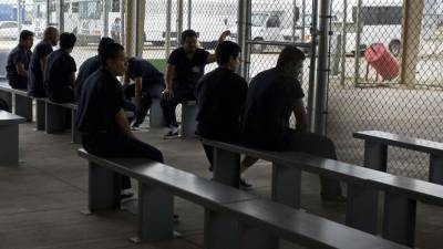 Un grupo de inmigrantes en un centro de detención en Estados Unidos.