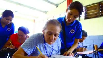 Educación mantiene labores de alfabetización con estudiantes de bachillerato.