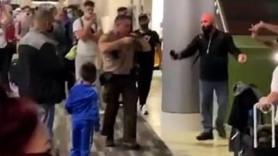 Un policía apuntó su arma contra la multitud en el aeropuerto de Miami tras ser agredido por un pasajero.