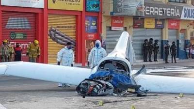 Dos pilotos de la Fuerza Aérea (FAE) murieron al estrellarse la avioneta de instrucción en la que viajaban.