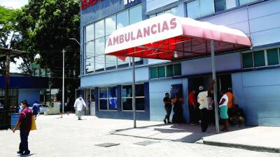 <b>Familiares aguardan afuera de la emergencia del hospital regional del IHSS, mientras pacientes son atendidos hasta en sillas. Fotos: Franklyn Muñóz y Cortesía.</b>