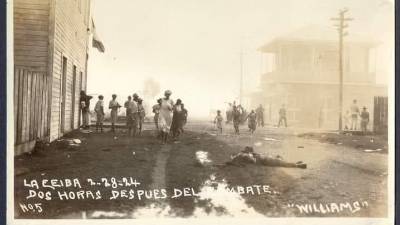Esta imagen de 1924 del fotografo jamaiquino Arnold Theodore Williams quien vino a vivir a La Ceiba en 1914, expone la crudeza de la guerra y el drama de civiles que perdieron sus familiares en un combate que duró tres días. En marzo de ese año un mes después de un pavoroso incendio que destruó una tercera parte de la ciudad a causa de otros combates, el general Vicente Tosta decide atacar La Ceiba, acantonandose junto a sus hombres en la aldea Danto, (hoy Barrio Danto), de ahí se instaló en la zona neutral Mazapán. Los combates comenzaron en la mañana y los soldados de Tosta llegaron rápido hasta tomarse el parque central, luego avanzaron con dificultad por la avenida San Isidro y 14 de Juliodebido a la resistencia de los soldados del general Salvador Cisneros que defendian la ciudad desde el edificio del cuartel y la Aduana. Las detonaciones de bala no paraban de sonar mientras el ejército tostista avanzaba. El combate terminó hasta la mañana del tercer día, cuando el general Cisneros se rindió. Para ese día se contabilizaban centenares de muertos entre soldados y civiles. El olor nauseabundo de los cadáveres invadía La Ceiba.