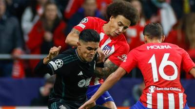 Luis Palma en la disputa del balón con Witsel y Molina durante el Atlético de Madrid vs Celtic.