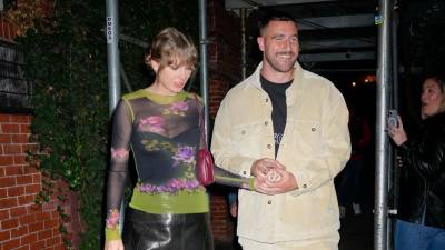 Taylor Swift y Travis Kelce viven un intenso romance.