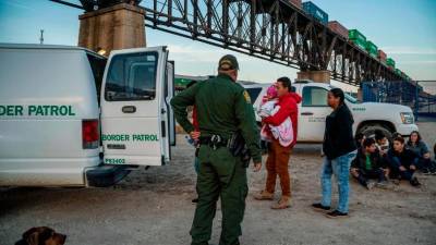 Los demócratas buscan evitar que se retome la detención de familias migrantes en la frontera sur de EEUU.