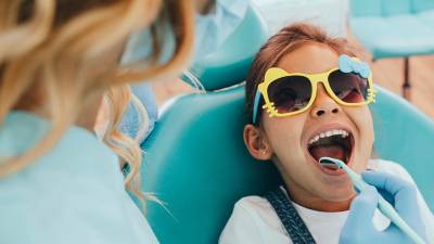 Otras estrategias son el control de la voz, por parte del dentista, para conectar con el pequeño.