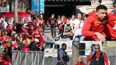 Una persona murió y nueve resultaron heridas por disparos este miércoles durante el desfile por la victoria en el Suuper Bowl del equipo de los Chiefs.