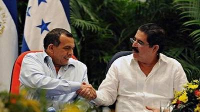 Fotografía muestra a los expresidentes hondureños, Porfirio Lobo Sosa (izq) y Manuel Zelaya Rosales (der).