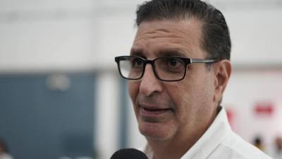 Jorge Salomón atendió a la prensa deportiva a la llegada de la selección de Honduras al Aeropuerto Ramón Villeda Morales.