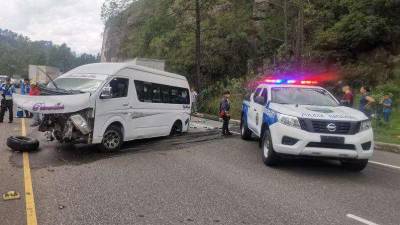 El accidente entre un microbús y un camión dejó a dos mujeres y un hombre sin vida en la CA-5, en el kilómetro 101 en Comayagua.