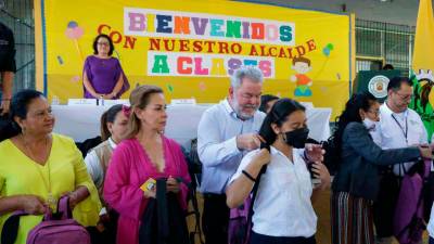 <b><span class=mln_uppercase_mln>acto.</span></b> El alcalde Contreras junto a su esposa Zoila entregan mochilas.