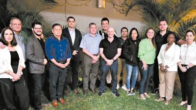 <b><span class=mln_uppercase_mln>Bloque.</span></b> Foto de miembros de oposición que conformaban el BOC. Minutos después de la elección de varias autoridades, el designado presidencial Salvador Nasralla anunció su salida del BOC.