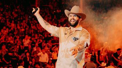 Carín León se ha convertido en parte de una nueva ola de cantantes que demuestran que el regional mexicano también puede ser versátil.