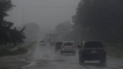 Lluvia en la carretera que conduce de El Progreso hacia Tela, Atlántida.