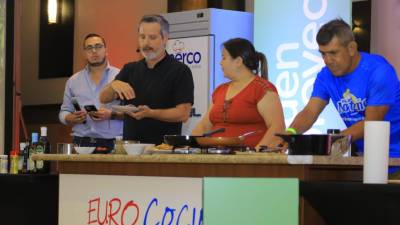 En la mañana, el chef mexicano Carlos Leal preparó un desayuno a la mexicana con chilaquiles con pollo.