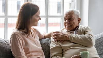 ”Esta persona que emerge como la cuidadora principal, empieza a sobrecargarse. De hecho, hay síndromes que están diagnosticados”, explica la gerontóloga Bárbara Diego.