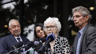 “No tenía idea de la magnitud del abuso que sufrieron a manos de mi cuñado. Ninguno de nosotros lo sabía”, dijo con la voz entrecortada Joan Andersen VanderMolen, hermana de Kitty Menéndez,