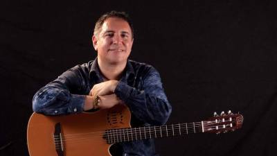 Guillermo Anderson, el eterno cantante ceibeño que representó al país en conciertos internacionales. Famoso por cantarle a la Novia de Honduras y al ecoturismo. Falleció el 6 de agosto de 2016, pero nació la leyenda y su música sigue vigente.