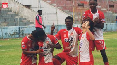 Los rojos descendieron en la cancha luego de perder la serie de desempate frente a los Lobos de la UPN.