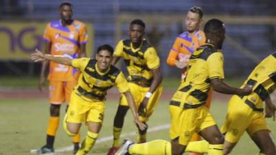 Real España logra épica remontada ante los Lobos de la UPNFM